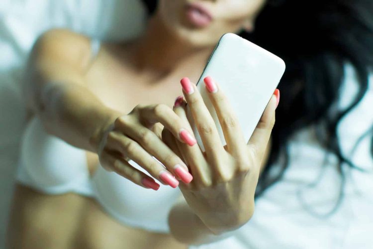 Only Venezuelan fans: growth and risk of selling  content